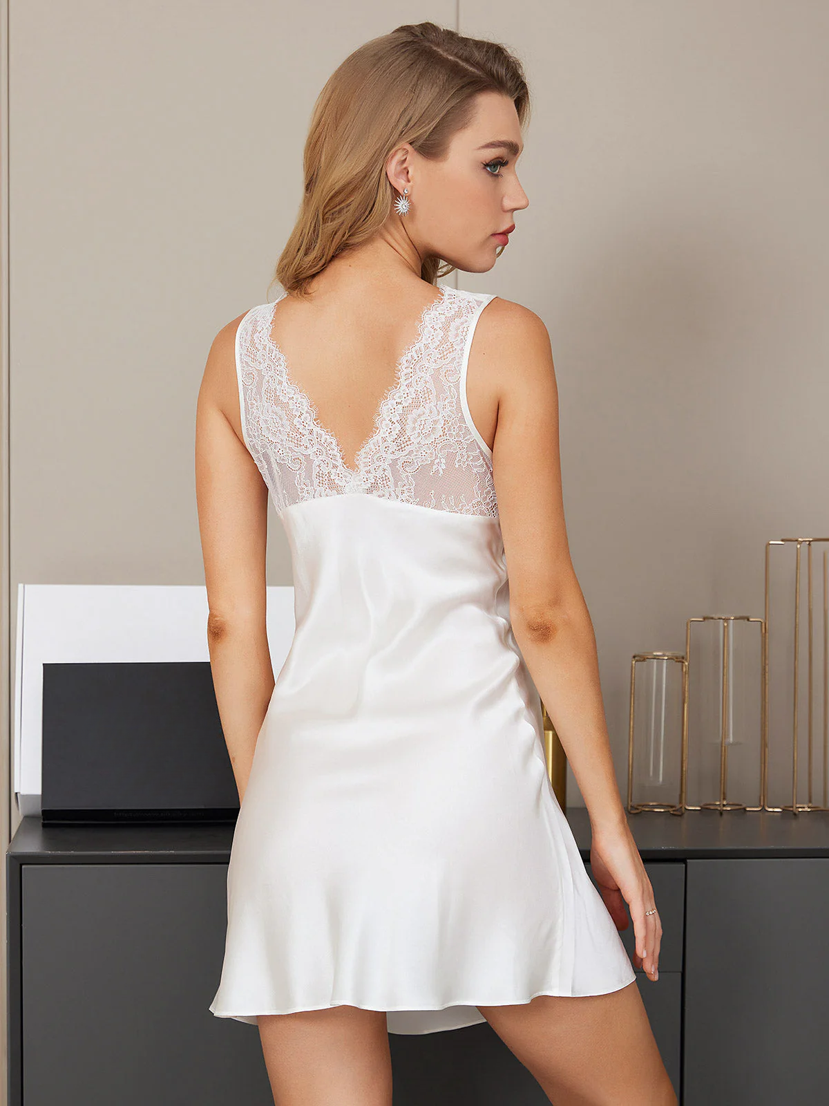 Lisha | Luxe Zijde Nachthemd met Klassieke Vetersluiting