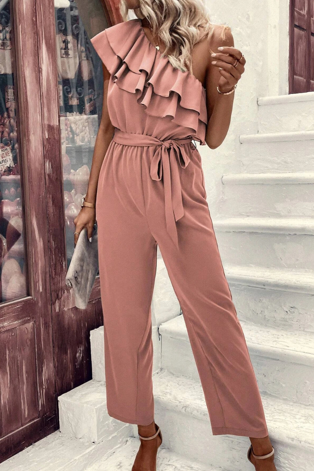Rosanna | Stoffig roze jumpsuit met één schouder en ruches