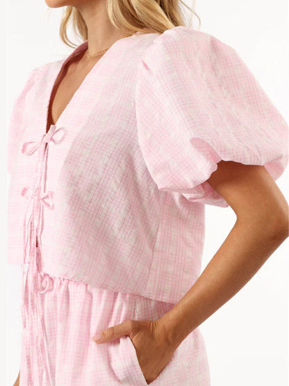 Camella | Blouse en shorts met V-hals en pofmouwen