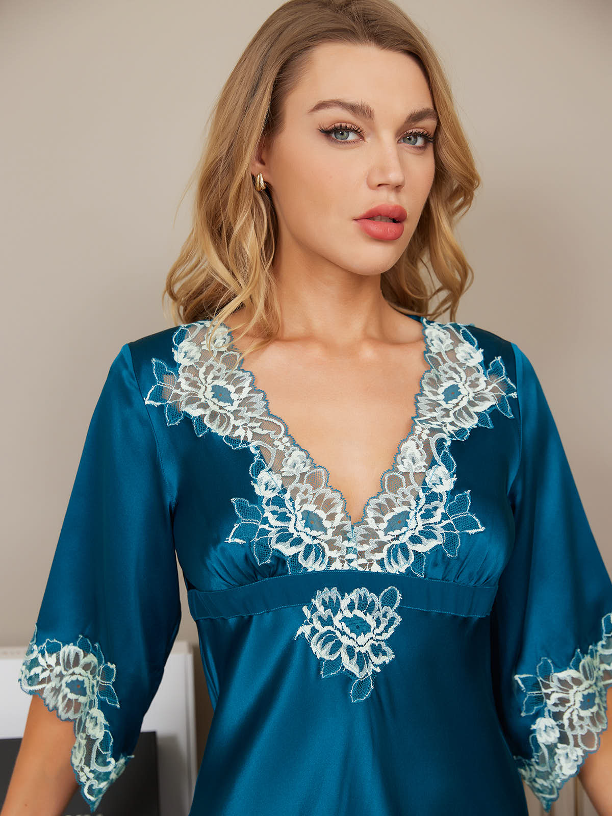 Esther | Verfijnde Zijde Jurk met Elegante Kant