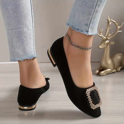 Balletschoenen met vierkante metalen versiering en spitse neus