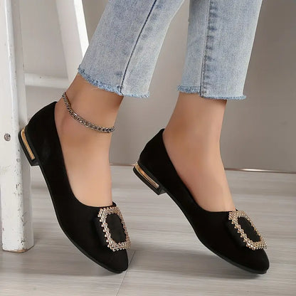 Balletschoenen met vierkante metalen versiering en spitse neus