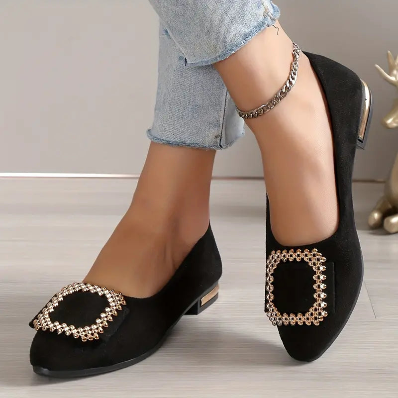 Balletschoenen met vierkante metalen versiering en spitse neus