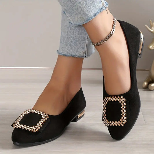 Balletschoenen met vierkante metalen versiering en spitse neus