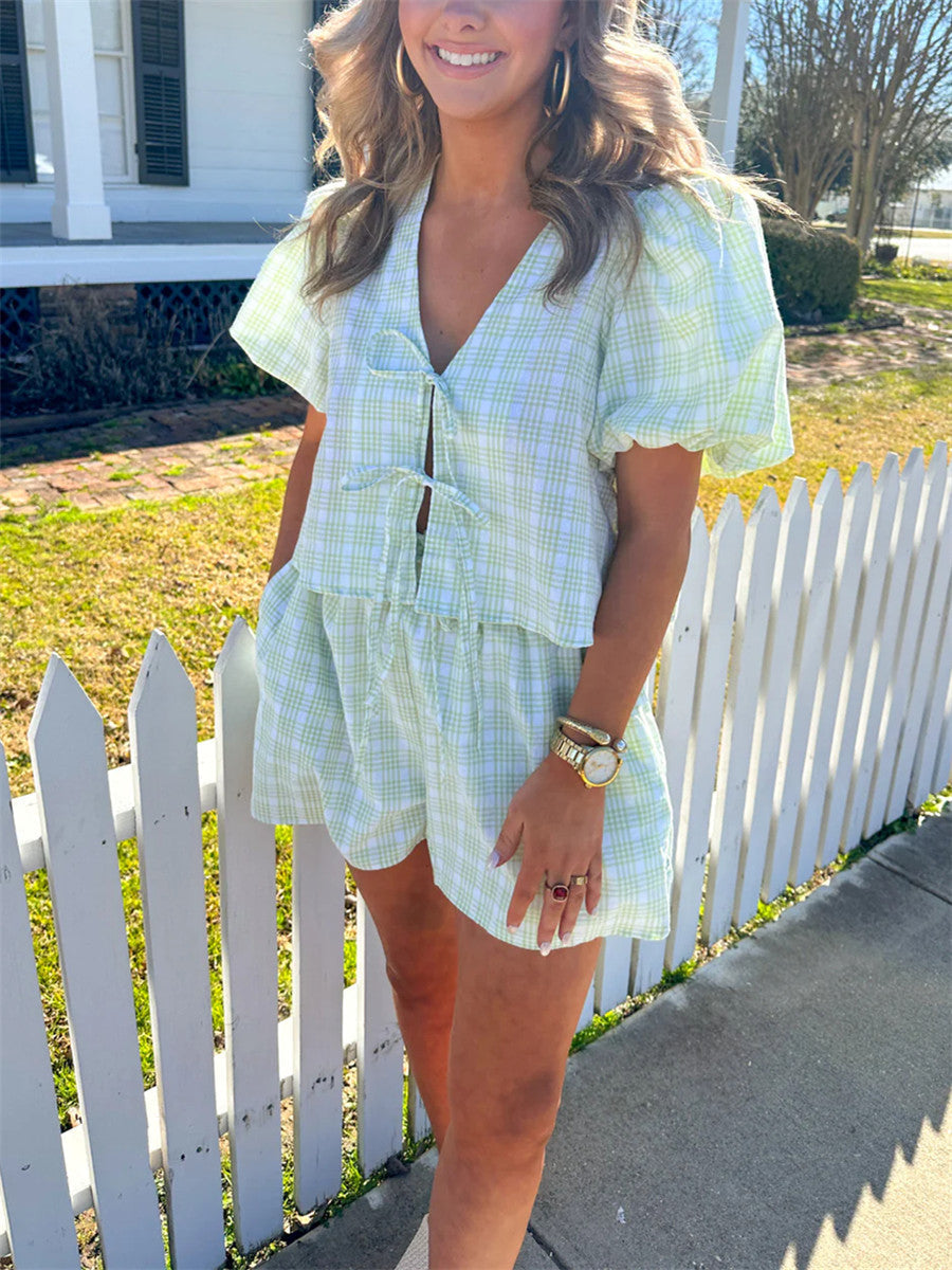 Camella | Blouse en shorts met V-hals en pofmouwen